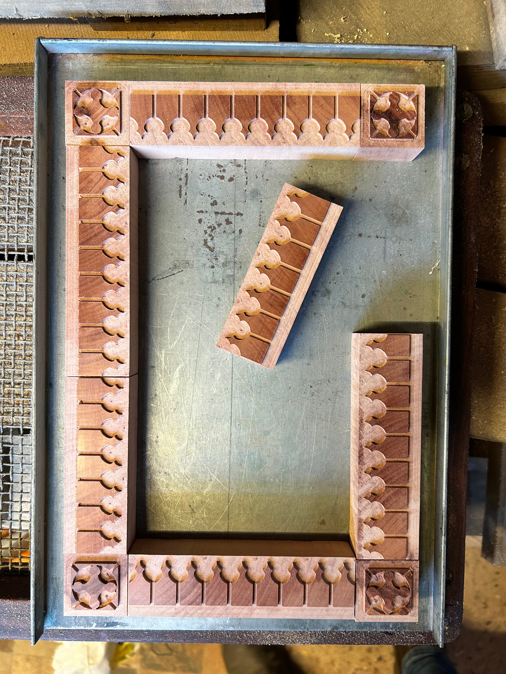 Day & Collins 8 line Chromatic/2 colour Border No. 2